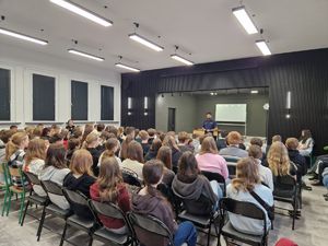 na zdjęciu policjant i uczniowie na spotkaniu