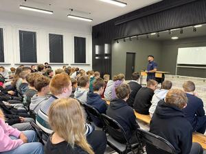 na zdjęciu policjant na spotkaniu