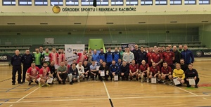 na zdjęciu uczestnicy turnieju oraz komendant KPP Racibórz wraz z Naczelnikiem Wydziału Doboru i Szkolenia KWP Katowice