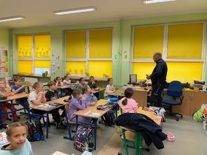 na zdjęciu dzielnicowy na pogadance w szkole