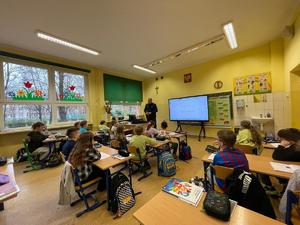 na zdjęciu dzielnicowy na pogadance w szkole