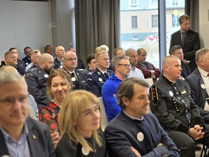 na zdjęciu komendant i przedstawiciele innych służb