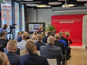 na zdjęciu przedstawicielka krwiodawca prowadzi uroczystość