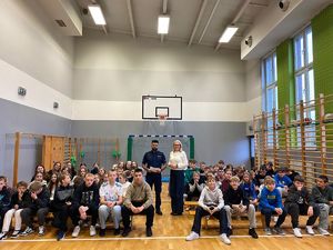 na zdjeciu aspirat z uczniami