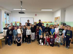 NA ZDJECIU DZIELNICOWA I POLICJANT Z DZIECMI ZDJECIE GRUPOWE