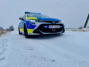 na zdjęciu radiowóz w śniegu