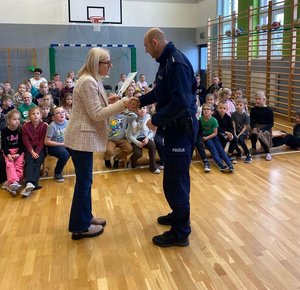 na zdjęciu policjantowi są składane podziękowania