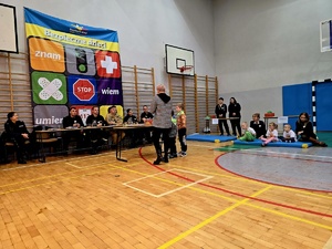 na zdjęciu policjanci na konkursie i przedszkolaki i inne służby