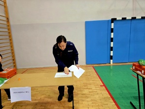 na zdjeciu policjantka zlicza punkty