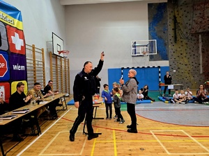 na zdjęciu policjanci na konkursie i przedszkolaki i inne służby