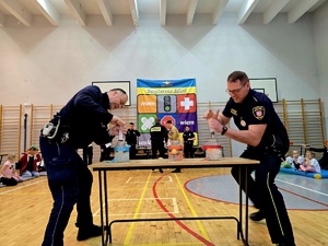 na zdjęciu służby biorą udział w konkurencji dla nich