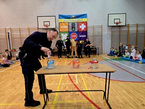 na zdjęciu służby biorą udział w konkurencji dla nich