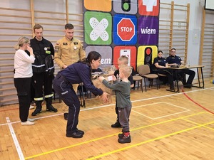 na zdjęciu rozdanie nagród dzieciom