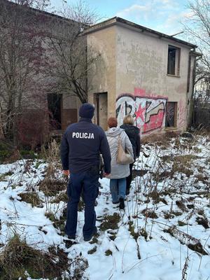 na zdjęciu policjant i pracownicy ops