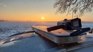 na zdjęciu radar i sygnały policyjne