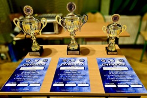 na zdjęciu puchary i dyplomy