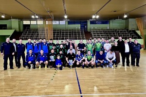 na zdjęciu wszyscy uczestnicy turnieju z organizatorami zdjęcie grupowe