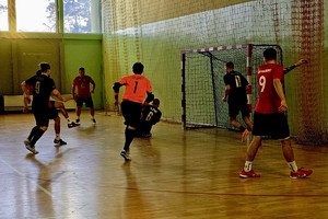 na zdjęciu policjanci grają w piłkę nożną