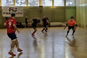 na zdjęciu policjanci grają w piłkę nożną