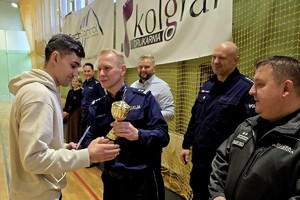 na zdjęciu wręczenie pucharów