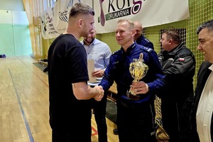 na zdjęciu wręczenie pucharów