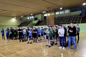 na zdjęciu wszystkie drużyny stoją na zakończeniu