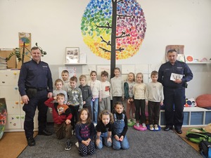 na zdjęciu dzielnicowi i dzieci