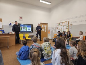 na zdjęciu dzielnicowi na pogadance