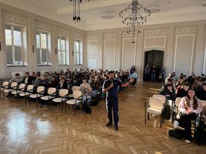 na zdjęciu policjant z uczniami