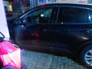 na zdjęciu pojazd który wjechał w budynek