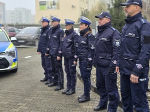 na zdjęciu policjanci przy radiowozie