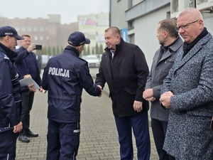 na zdjęciu komendant dziękuje staroście