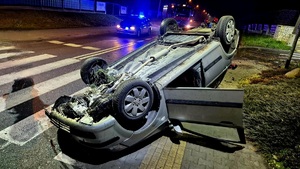 na zdjęciu wywrócony pojazd