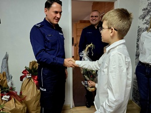 na zdjęciu komendant wita się z dziećmi