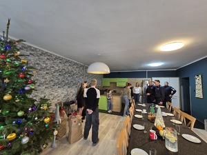 na zdjęciu komendant wręcza słodycze dzieciom