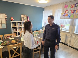 na zdjęciu komendant dostaje podziękowania od dzieci