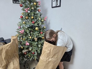 na zdjęciu dzieci rozpakowują słodkości