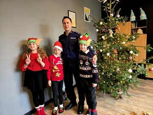 na zdjęciu komendant z dziećmi