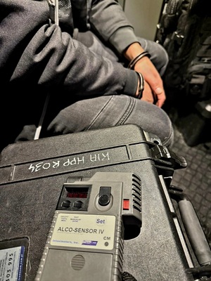 na zdjęciu zatrzymany mężczyzna w kajdankach