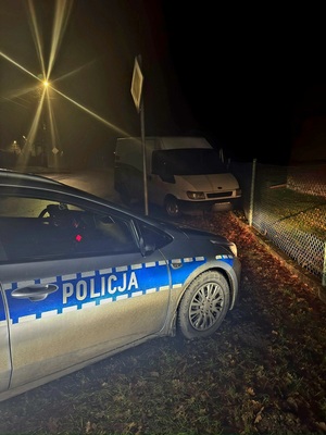 na zdjęciu samochód który wjechał w płot i radiowóz