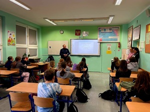 na zdjęciu dzielnicowy w klasie