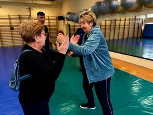 na zdjęciu seniorki ćwiczą samoobronne