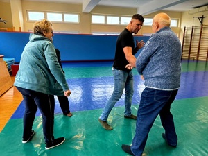 na zdjęciu seniorki ćwiczą samoobronne