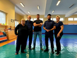 na zdjęciu seniorzy policjant i instruktor