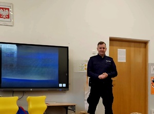 na zdjęciu dzielnicowy