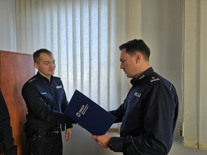 na zdjęciu komendant wręcza rozkazy personalne