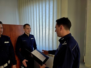 na zdjęciu komendant wręcza rozkazy personalne