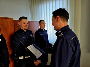 na zdjęciu komendant wręcza rozkazy personalne