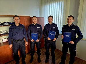na zdjęciu komendant i policjanci