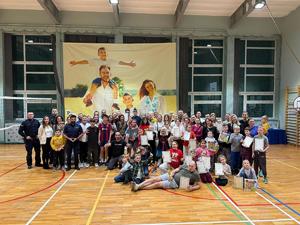 na zdjęciu policjanci i uczestnicy spotkania